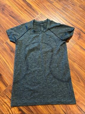 lululemon athletica Heather Charcoal Short Sleeve Performance Tee